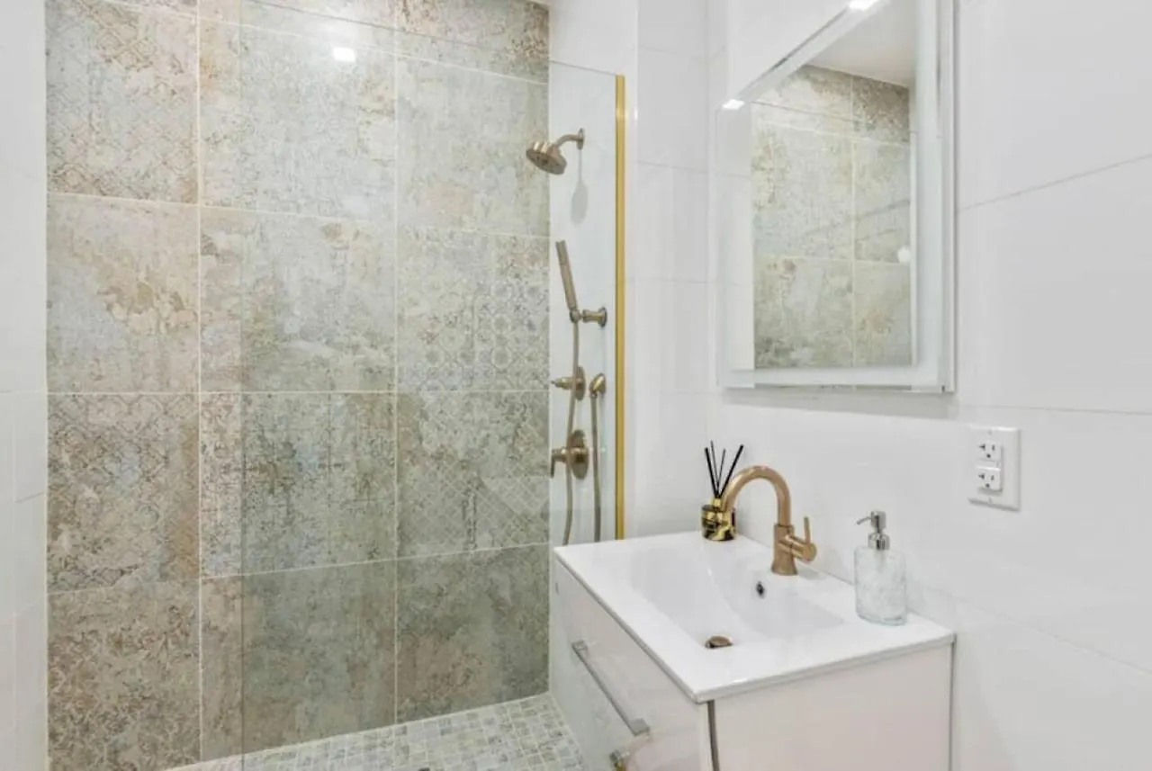 Studio W Charming Juliet Balcony In Upper East New York Hotel