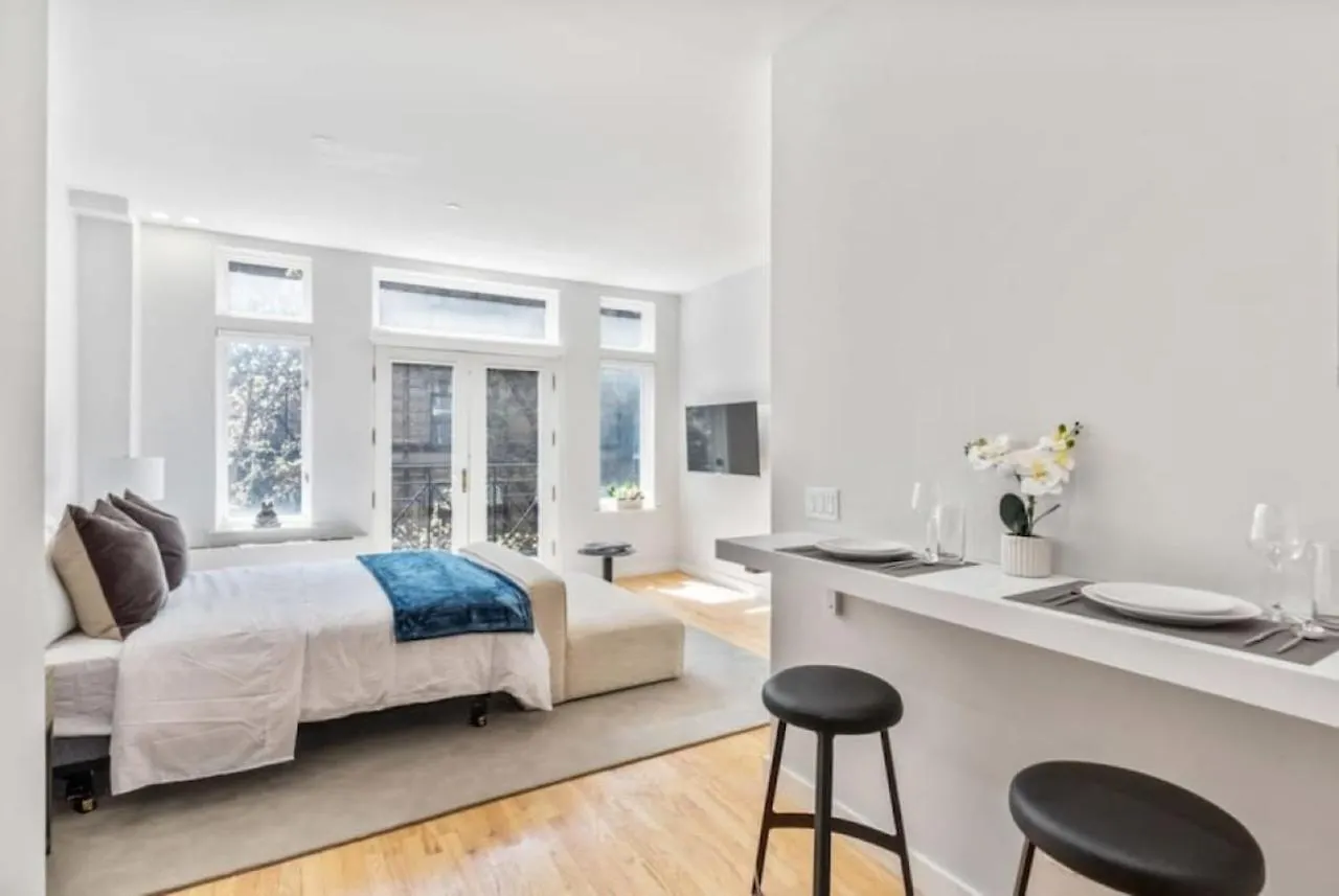 Studio W Charming Juliet Balcony In Upper East New York